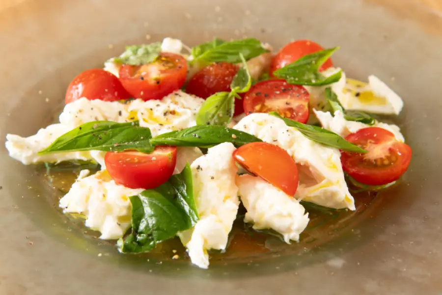 【宮崎県小林市】加藤牧場のモッツァレラと地場のトマトとフレッシュバジルのカプレーゼ