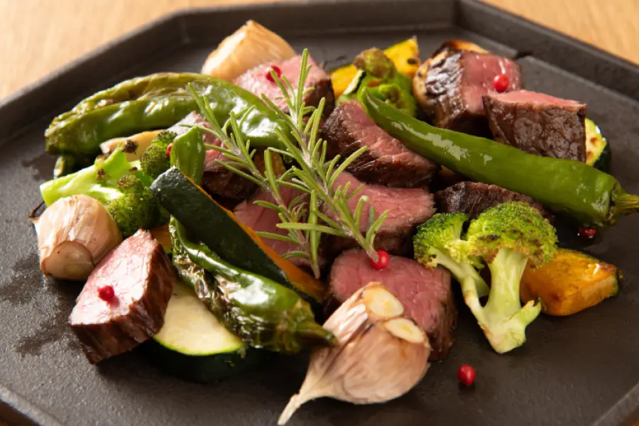 【宮崎県小林市】富永和牛のランプ肉ローストと季節の野菜グリル