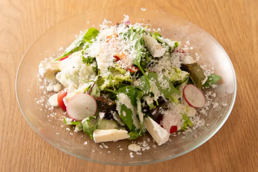 【宮崎県小林市】加藤牧場のカマンベールと熟成パルミジャーノのシーザーサラダ温玉のせ